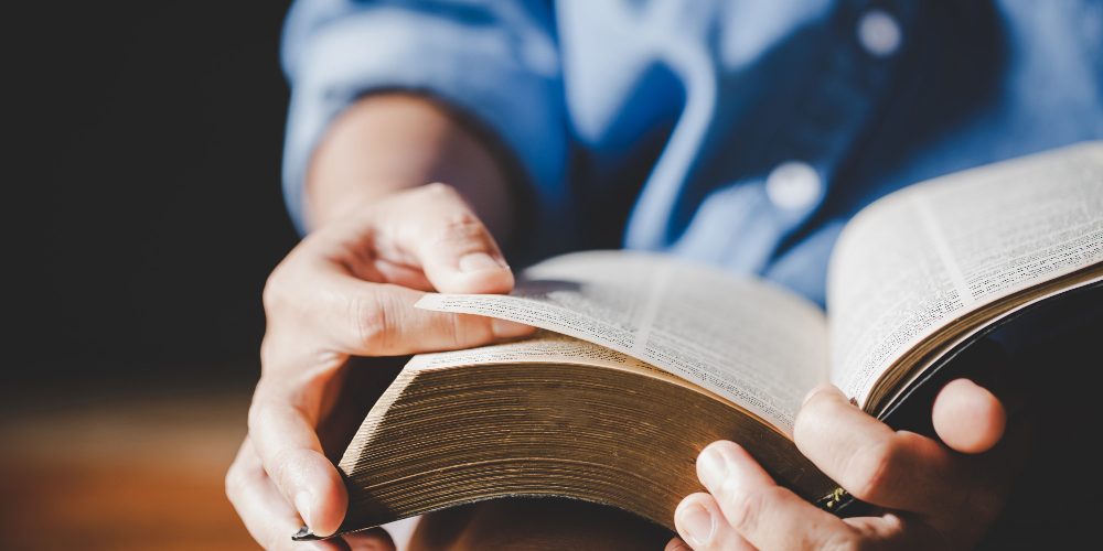 mes-da-biblia Pessoa lendo a Bíblia