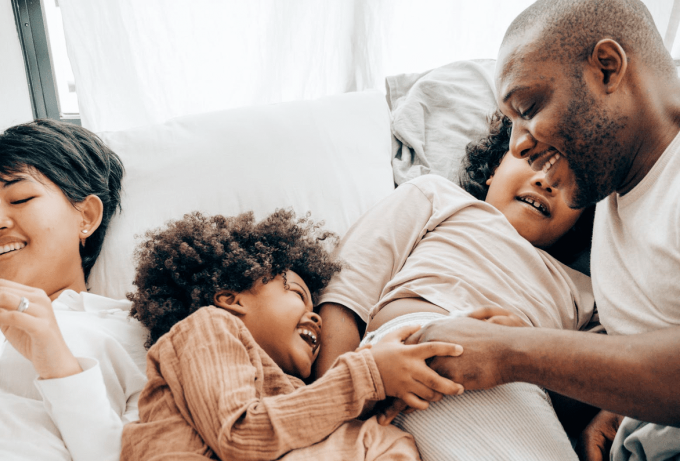 oracao-filhos (1) Casal deitado na cama com os filhos