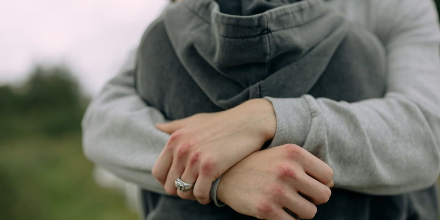 reconcialicao Duas pessoas se abraçando