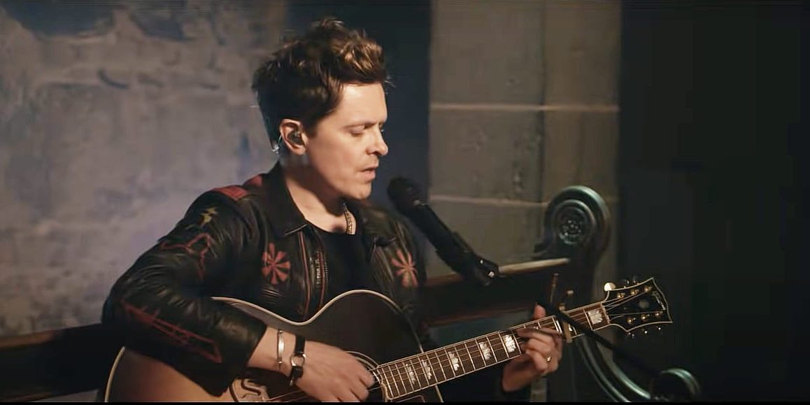 salve-rainha (1) Michael Patrick Kelly com violão e microfone