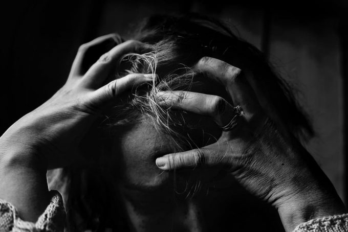 triste Mulher com as mãos na cabeça e expressão triste