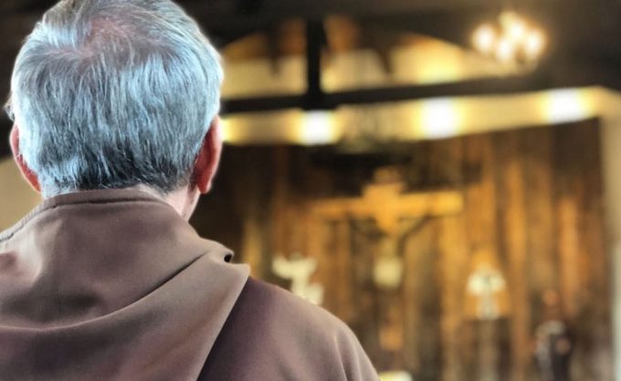 velhice Padre de cabelos grisalhos visto de costas