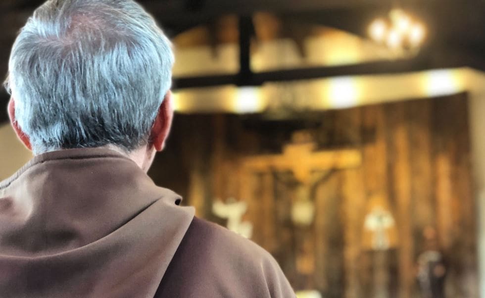 Padre de cabelos grisalhos visto de costas