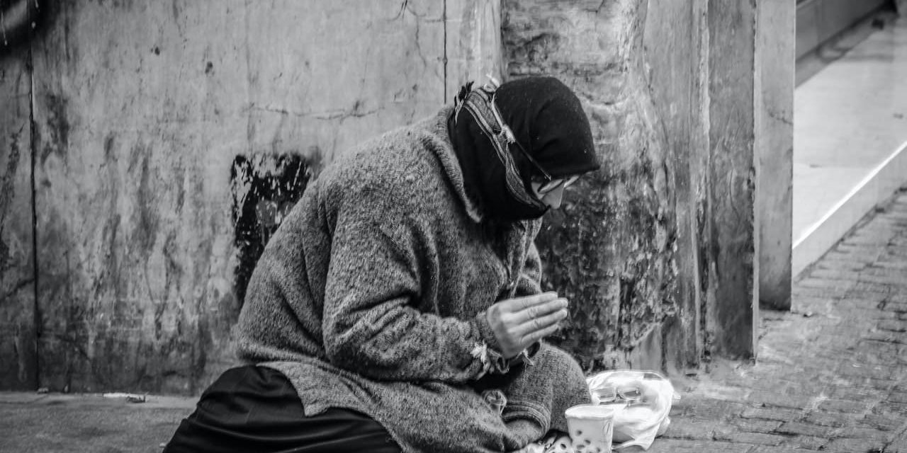 Morador de rua sentado no chão