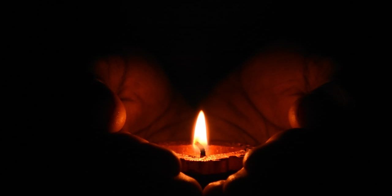 finados (1) Pessoa segunda uma vela acesa