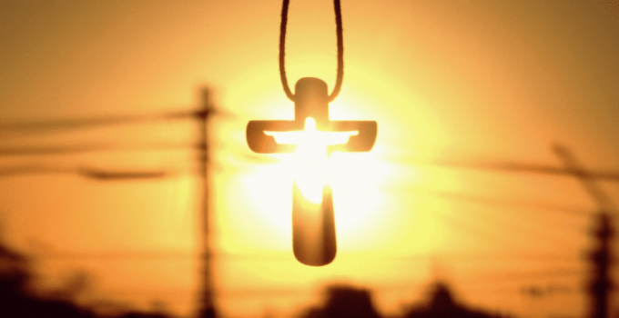 luz (1) Crucifixo com a luz do sol por trás