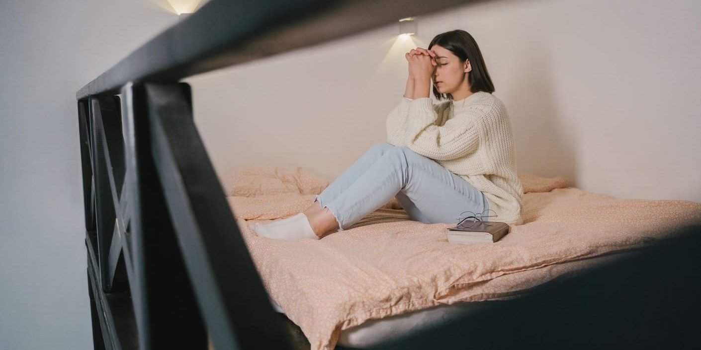 oracao-antes-de-dormir (1) Mulher orando em cima da cama