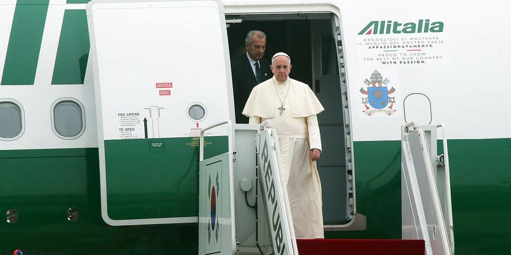 Papa Francisco saindo de um avião