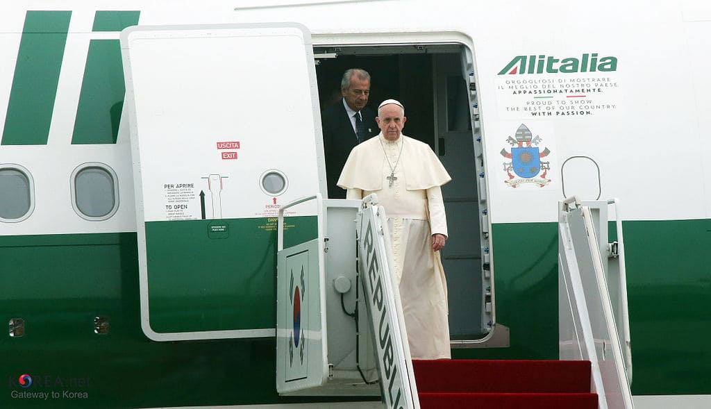 Papa Francisco saindo de um avião