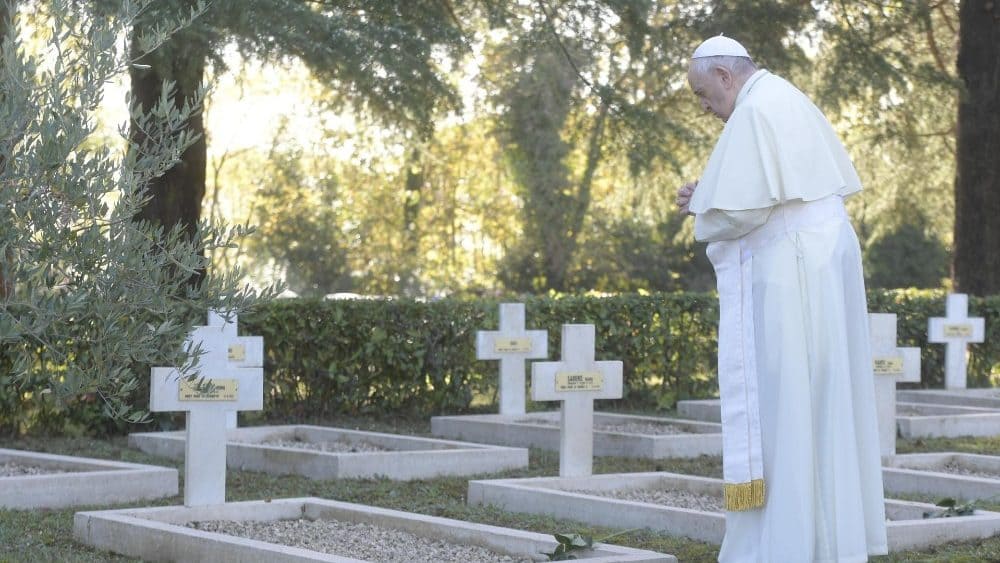 Foto: Vatican News Papa Francisco em meio aos túmulos do cemitério militar na França