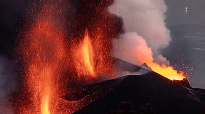 Vulcão em erupção