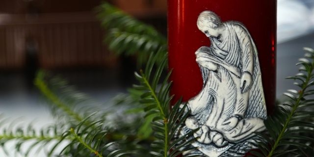 WEB3-ADVENT-CANDLE-CHRISTMAS-NATIVITY-shutterstock_739367824