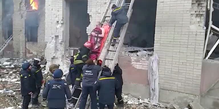 Firefighters rescue residents from building fire in Chernihiv
