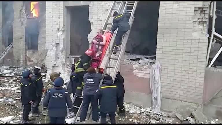 Firefighters rescue residents from building fire in Chernihiv