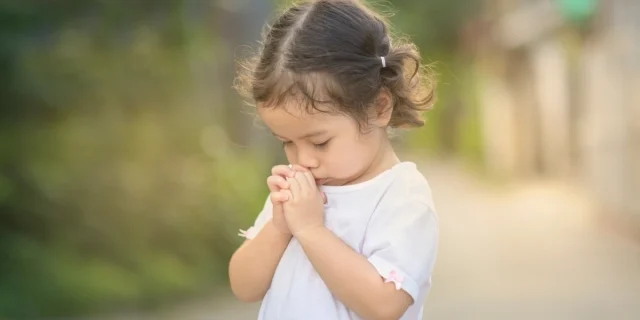 modlitwa-dzieci-dziecko-shutterstock_1624819720