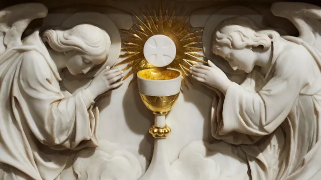 eucharystia-boze-cialo-shutterstock_1875721171