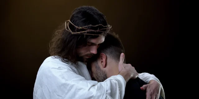 Salvador-en-corona-de-tronos-abrazando-a-hombres-desesperados-paz-religiosa-perdon-shutterstock_1492463657