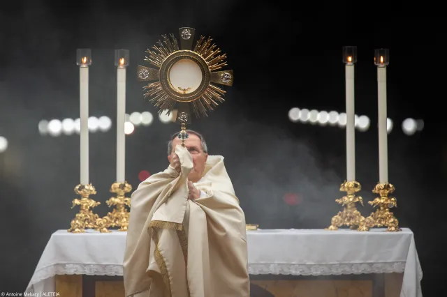 Eucharistic-Adoration-prayer-September-12-2023-Antoine-Mekary-ALETEIA-AM_0227