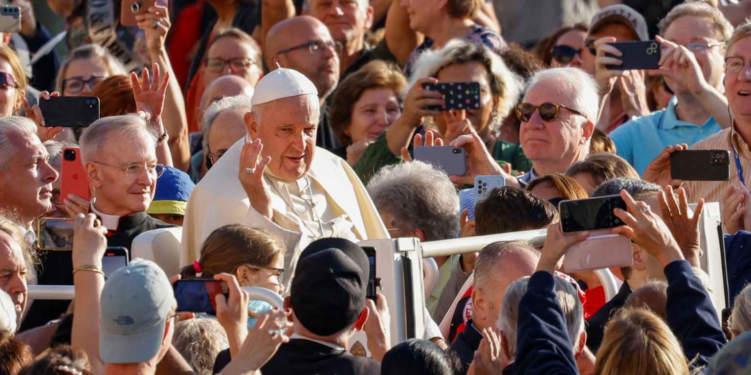 papa-francisco-em-meio-ao-povo-audiencia-geral-catequese-11-outubro-10-2023-_-foto-REUTERS-Remo-Casilli-1536×864 (1)
