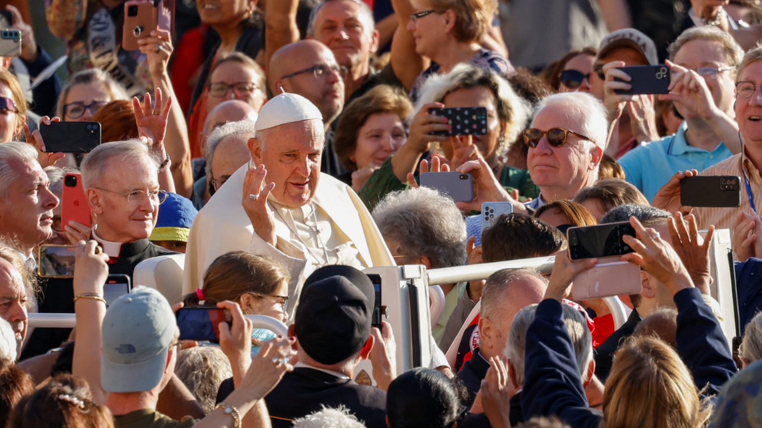 papa-francisco-em-meio-ao-povo-audiencia-geral-catequese-11-outubro-10-2023-_-foto-REUTERS-Remo-Casilli-1536×864 (1)