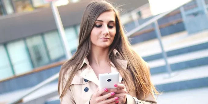 MujerCel_Pexels_151117