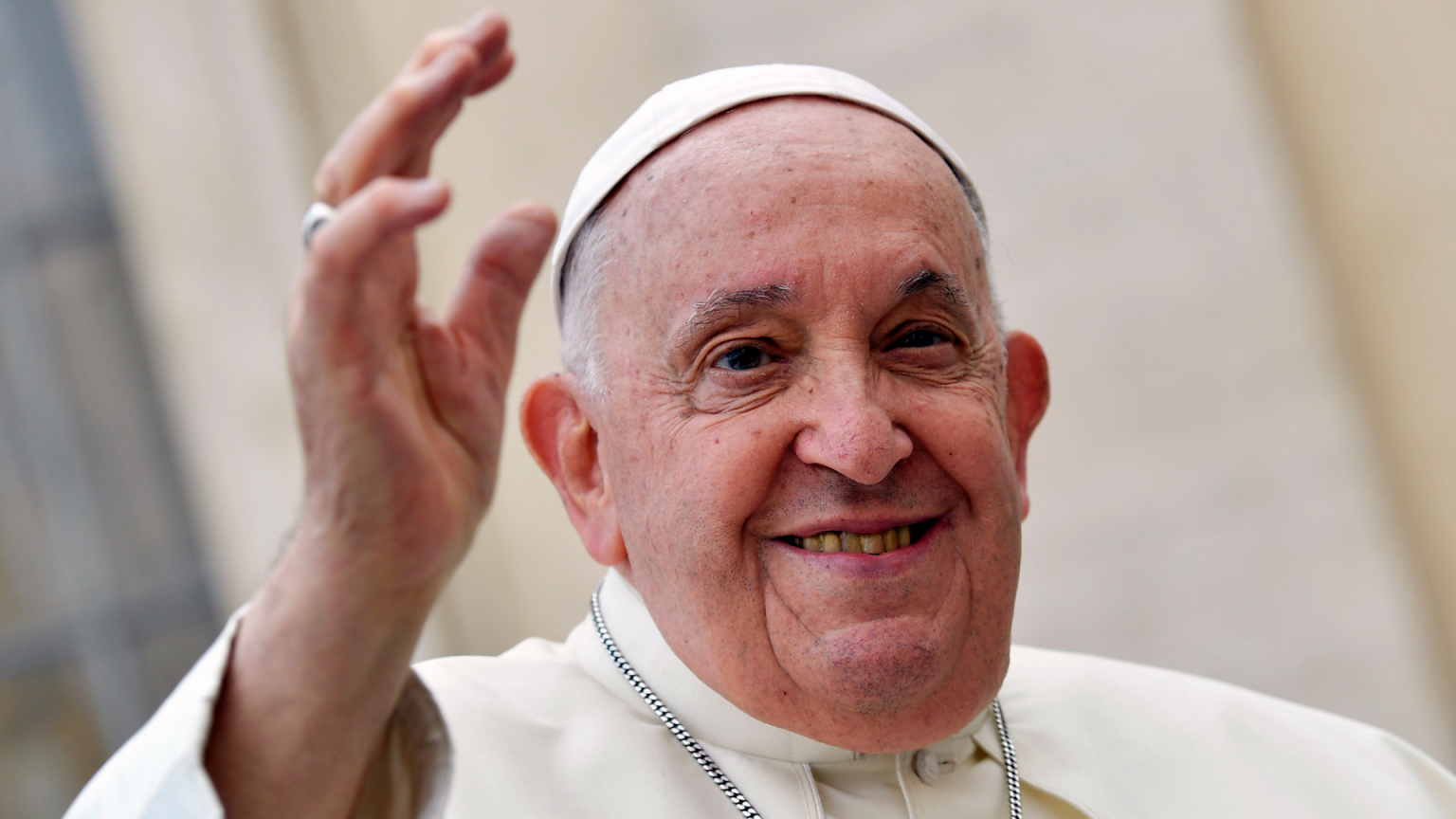 papa-francisco-acenando-Vatican-Media-Hans-Lucas-via-Reuters-1536×864