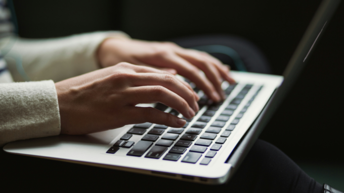 pessoa-teclado-notebook-digitando-mundo-ambiente-digital-internet-_-foto-Kaitlyn-Baker-via-unsplash-1536×864
