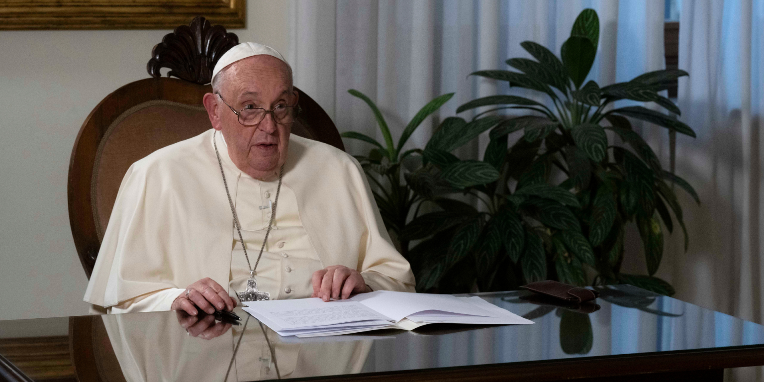 Papa-Francisco-sentado-messa-Vatican-MediaIPASipa-USA-via-Reuters-1536×864