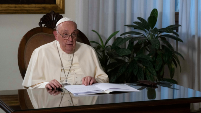 Papa-Francisco-sentado-messa-Vatican-MediaIPASipa-USA-via-Reuters-1536×864