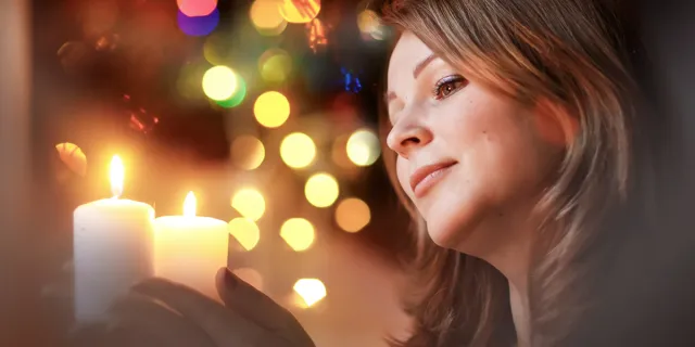 WEB3-WOMAN-CHRISTMAS-CANDLES-SMILE-LIGHTS-shutterstock_211836604