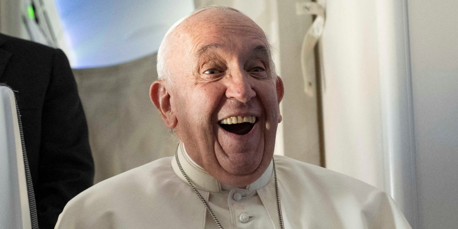 papa-francisco-neutra-feliz-sorriso-surpresa-visita-bahrein-2022-_-foto-Maurizio-Brambatti-Pool-via-REUTERS-1536×864