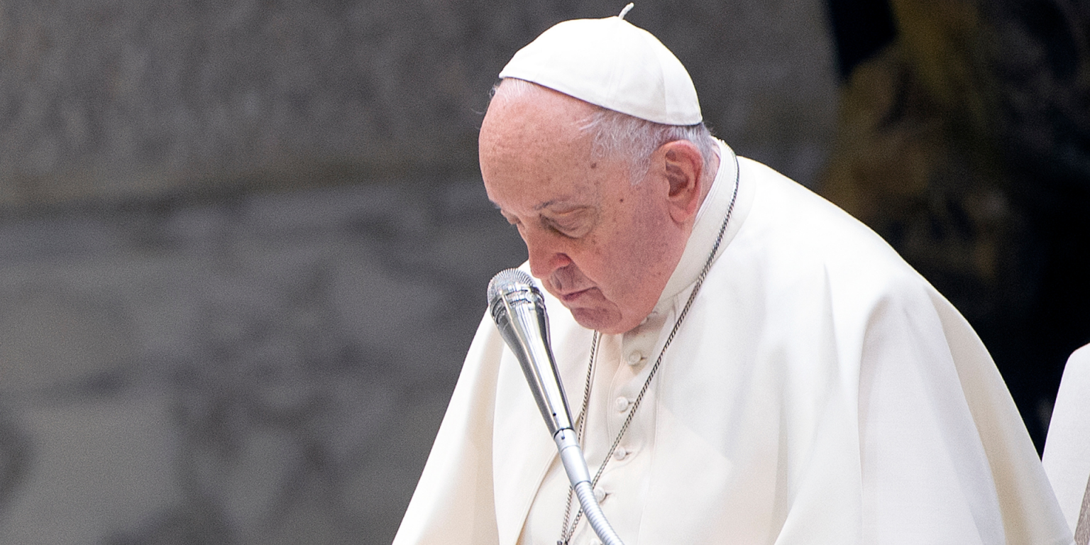 papa-francisco-oracao-cabeca-baixa-serio-neutra-_-Alessia-Giuliani-IPA-Sipa-USA-via-Reuters-Connect-1536×864