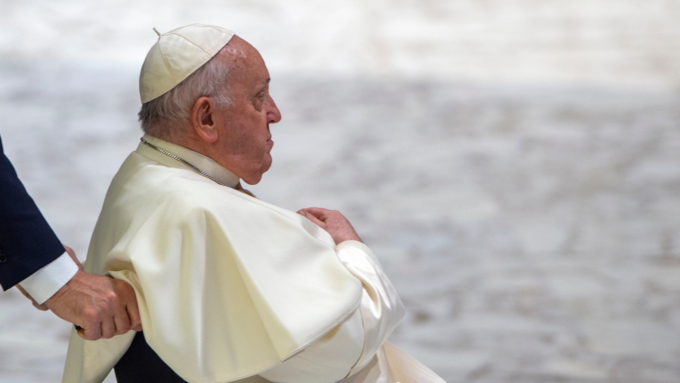 papa-francisco-perfil-serio-cadeira-de-rodas-neutra-_-foto-Foto-Alessia-Giuliani-IPA-Sipa-USA-via-Reuters-Connect-1536×864