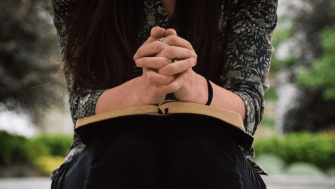 oracao-maos-juntas-biblia-_-foto-olivia-snow-unsplash-1536×864