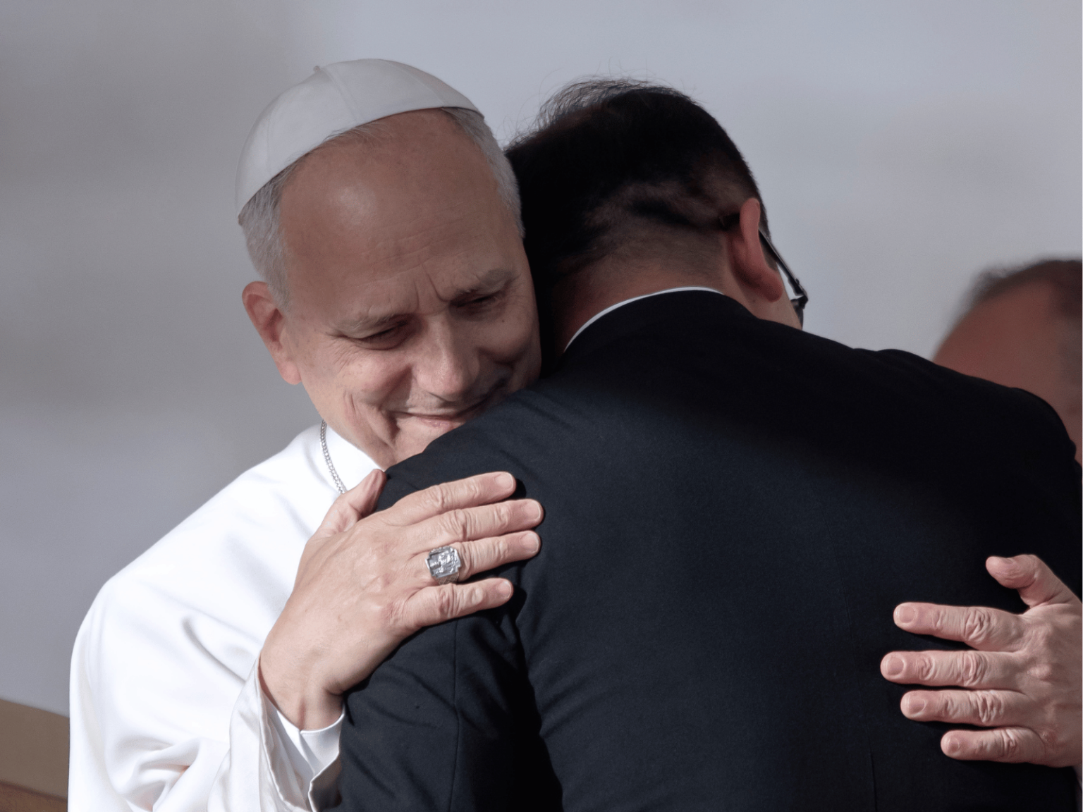 papa-leao-xiv-abraca-padre-missa-jubileu-dos-reclusos-20-dezembro-12-2025-_-foto-maria-grazia-picciarella-sopa-images-via-reuters-connect-1536×1152