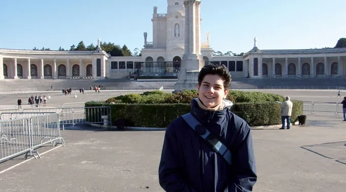 Mãe de Carlo Acutis dá relíquia do santo ao santuário de Fátima