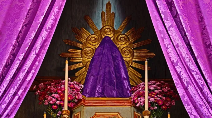 Por que cobrir as imagens das igrejas na Quaresma