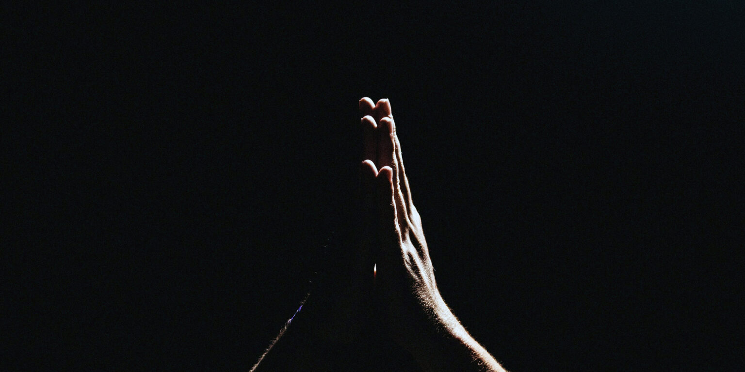 mao_orando_unsplash-1536×864