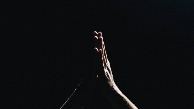 mao_orando_unsplash-1536×864