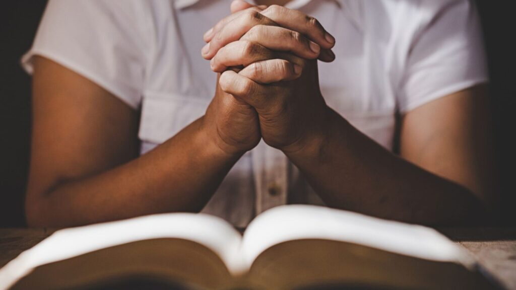 Oração: mais que falar com Deus, deixar-se transformar por Ele, diz padre