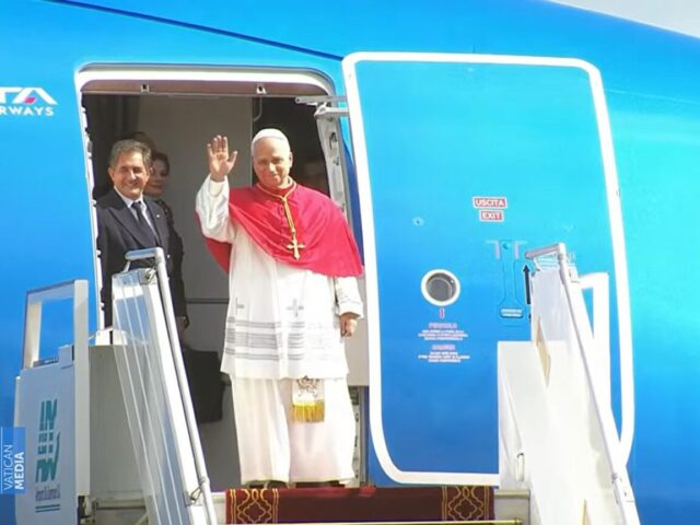 Papa Leão XIV chega a Camarões para visita de três dias