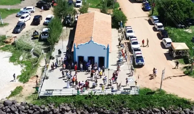 Comunidade faz ato público contra decisão da justiça de retirada de igreja de mais de 400 anos de praia no Sergipe