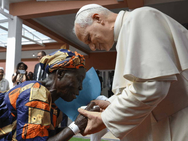 Papa frisa sabedoria das pessoas idosas em centro de acolhimento