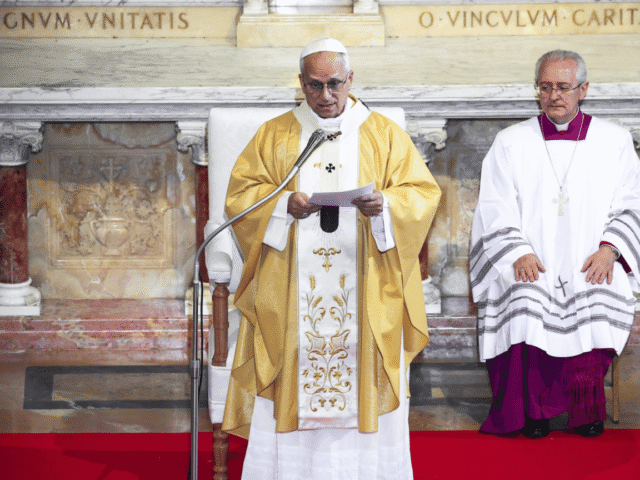 É na fraqueza humana que se manifesta a força de Deus, frisa Papa