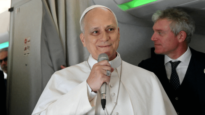 papa-leao-xiv-voo-de-ida-argel-resposta-jornalistas-13-abril-4-2026-_-foto-alberto-pizzolipool-via-reuters-1536×864