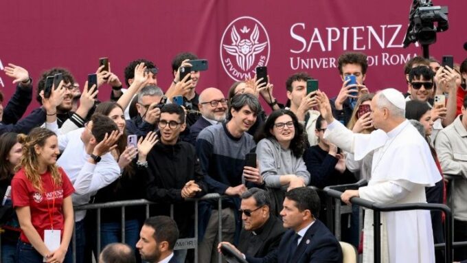 Papa com estudantes