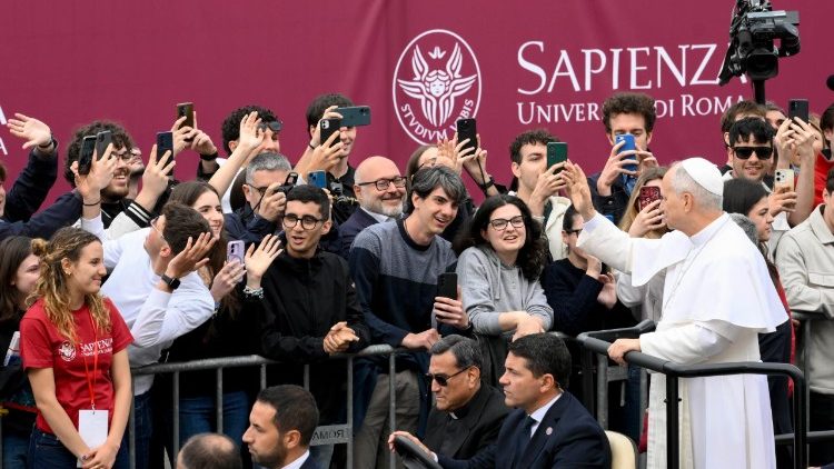 Papa com estudantes