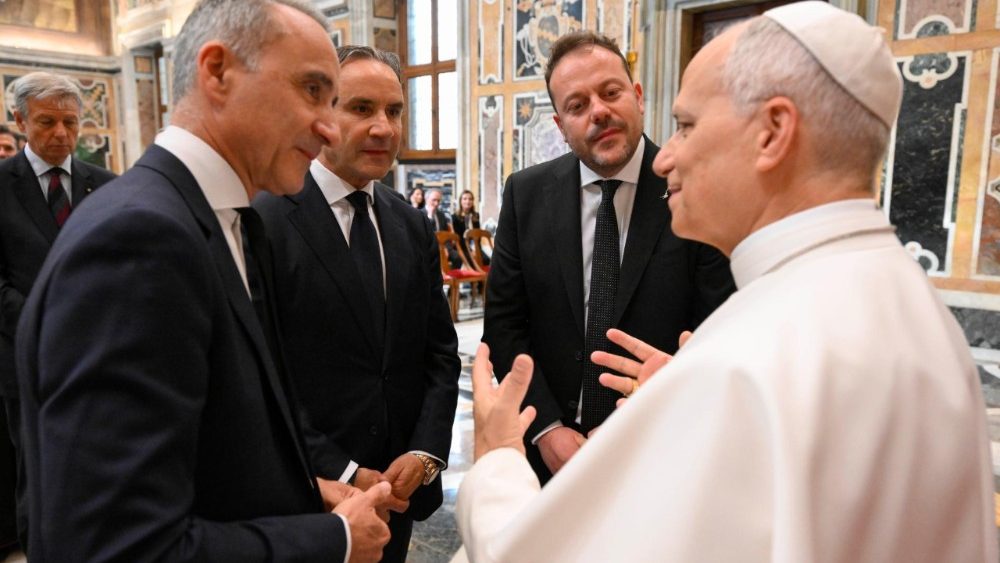 Papa com visitantes