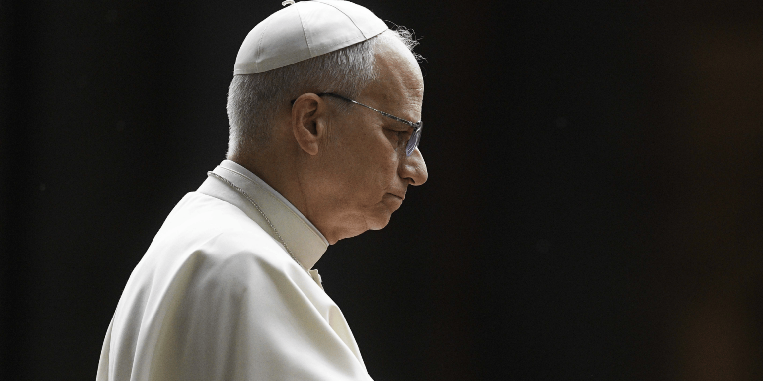 foto-neutra-papa-leao-xiv-serio-_-foto-vatican-mediaipasipa-usa-via-reuters-connect-1536×864