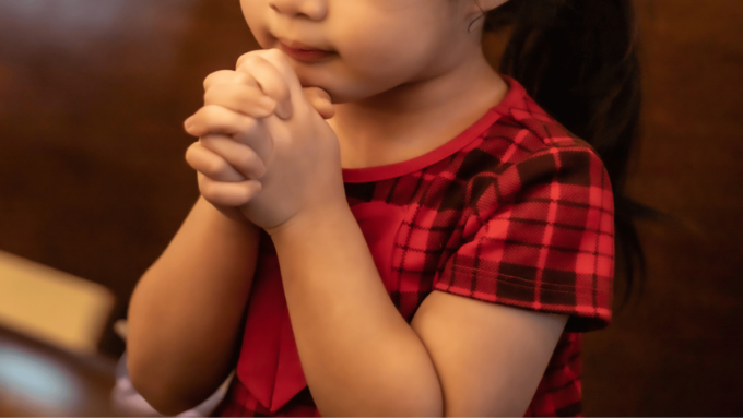 crianca-rezando-no-banco-da-igreja-_-foto-canva-1536×864